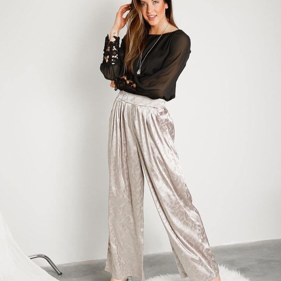 Pants - HP💝Silver floral satin Pull On Wide Leg trousers med